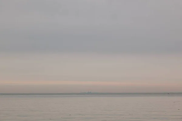 Belle Vue Sur Lac Calme Par Une Journée Brumeuse — Photo