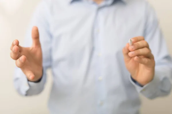 Die Nahaufnahme Der Hände Eines Mannes Mit Einem Stift Einem — Stockfoto