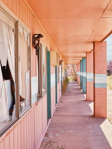 Plano Vertical Edificio Abandonado Multicolor Con Columnas Jardín Día Soleado — Foto de Stock