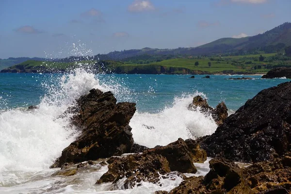 Vagues Brisant Sur Les Rochers Avec Océan Bleu Derrière Eux — Photo