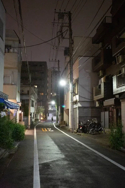 Una Calle Trasera Por Noche Alineada Con Edificios Cables Eléctricos —  Fotos de Stock