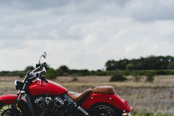 Nahaufnahme Eines Roten Motorrads Mit Einem Feld Verschwommenen Hintergrund — Stockfoto
