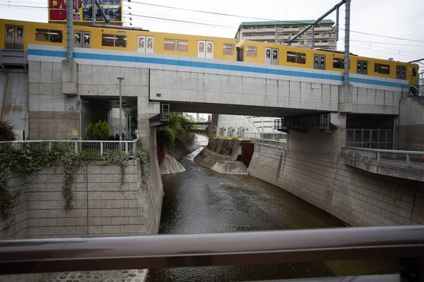 都市の鉄道橋の下の川 — ストック写真