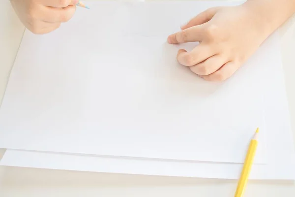 Vysokoúhlý Snímek Dětského Kreslení Modrými Žlutými Tužkami Bílém Papíru — Stock fotografie