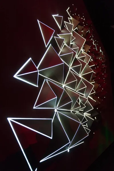 Egy Függőleges Lövés Gyönyörű Geometriai Fehér Neon Fények Sötét Háttér — Stock Fotó