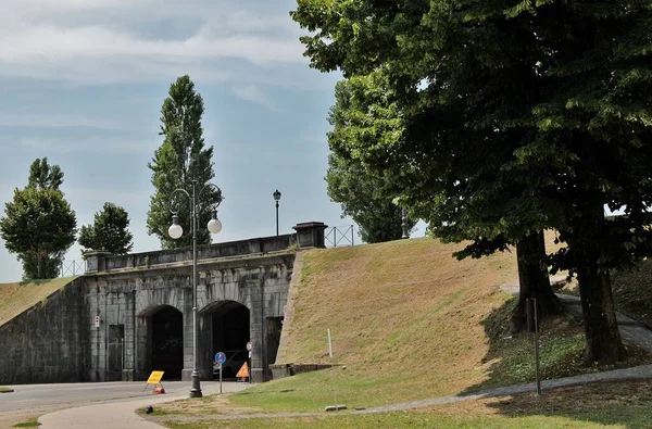 Una Bella Foto Una Strada Con Tunnel Nella Città Lucca — Foto Stock