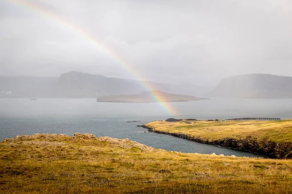 Duha Nad Jezerem Siluetami Útesů Pozadí Islandu — Stock fotografie