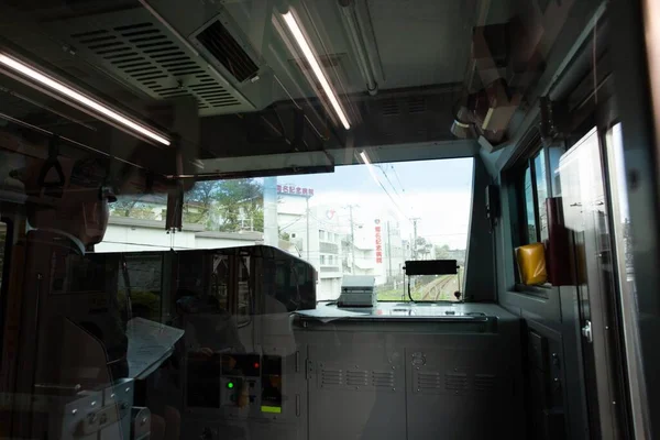 由公共汽车司机驾驶的城市观光巴士的前部内部 — 图库照片