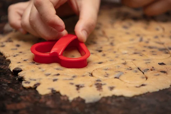 Ângulo Alto Atirou Mão Uma Pessoa Fazendo Biscoitos Chocolate Forma — Fotografia de Stock