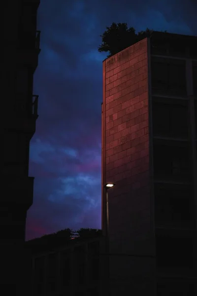 Vertical Shot Modern Building Stone Facade Deep Sunset Background — Stock Photo, Image