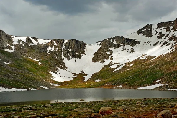 Vacker Natur Sjö Omgiven Höga Steniga Snötäckta Berg Molnig Himmel — Stockfoto