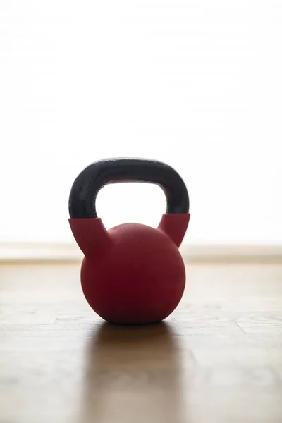 Detailní Záběr Červené Kettlebell Pro Cvičení Doma — Stock fotografie