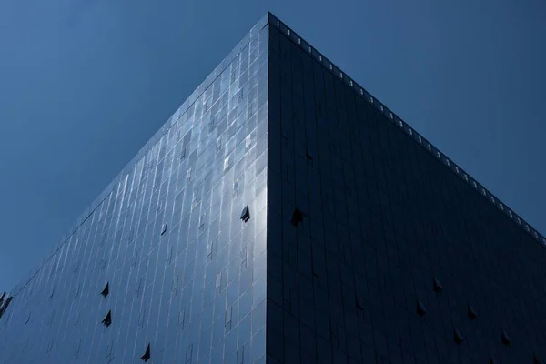 Eine Flache Aufnahme Eines Hohen Glasgebäudes Wolkenkratzers Bei Tag — Stockfoto