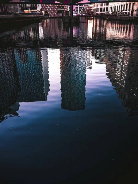 Eine Schöne Aufnahme Des Spiegels Der Stadt See — Stockfoto