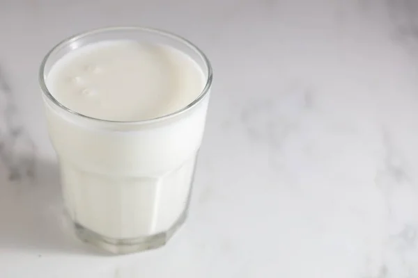 Ένα Πλάνο Υψηλής Γωνίας Ενός Ποτηριού Γάλα Απομονωμένο Λευκό Φόντο — Φωτογραφία Αρχείου