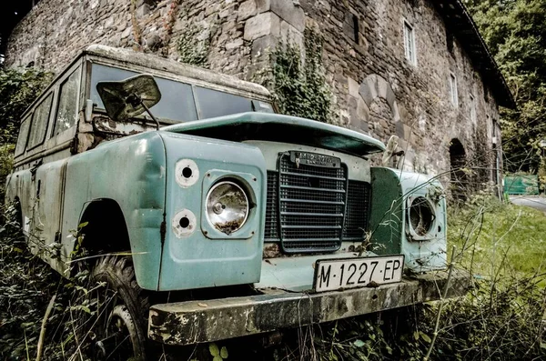 Karrika Španělsko Srpna 2016 Ročník Land Rover Opuštěný Trávy — Stock fotografie