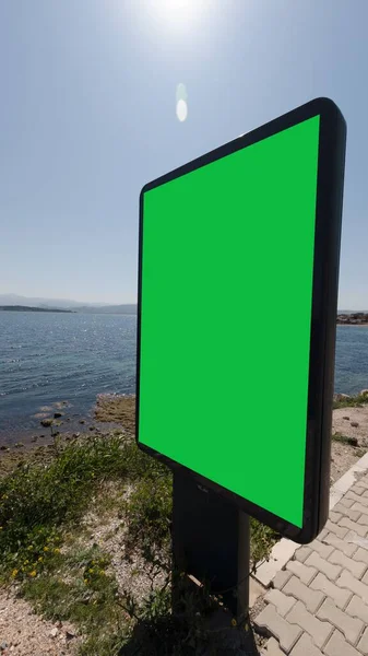 Вертикальный Снимок Зеленого Знака Пляже Океана Сделанный Солнечный День — стоковое фото