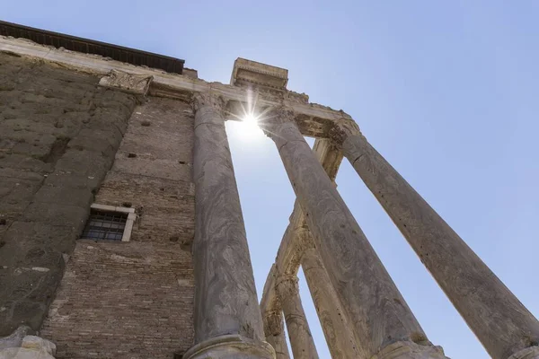 ローマ イタリアでのローマのフォーラム 柱のあるアンティークな建造物は以下の通り 古代イタリアのローマの町の難破船 — ストック写真