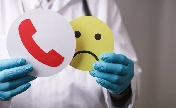 Peões Sinal Telefone Emojis Tristes Nas Mãos Médico Com Luvas — Fotografia de Stock