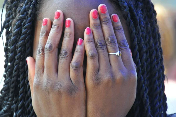 Închidere Unei Femei Ascunzându Fața Mâinile Roz Lustruite — Fotografie, imagine de stoc