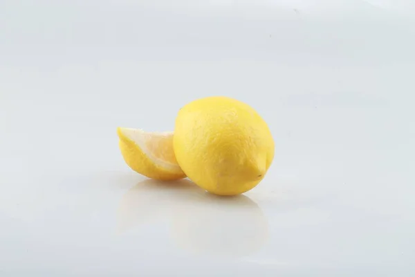 Ein Schuss Von Anderthalb Zitronen Mit Einem Kaum Sichtbaren Spiegelbild — Stockfoto