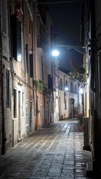Gece Eski Binalar Arasındaki Dar Bir Yolun Dikey Görüntüsü — Stok fotoğraf