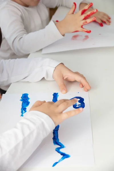 Tiro Vertical Alto Ângulo Crianças Pintando Com Dedos Com Tinta — Fotografia de Stock