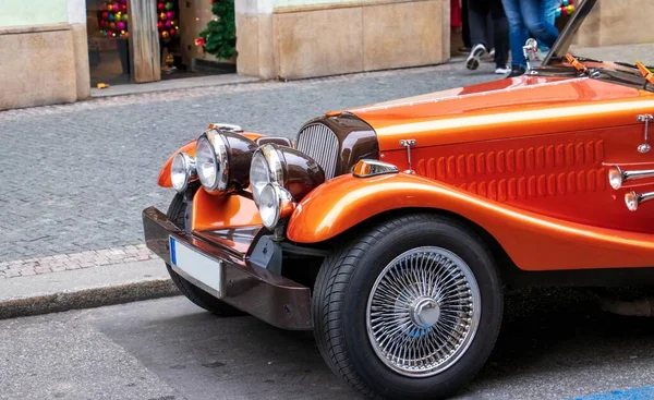 Nahaufnahme Eines Orangefarbenen Oldtimers Der Tagsüber Sonnenlicht Unterwegs Ist — Stockfoto