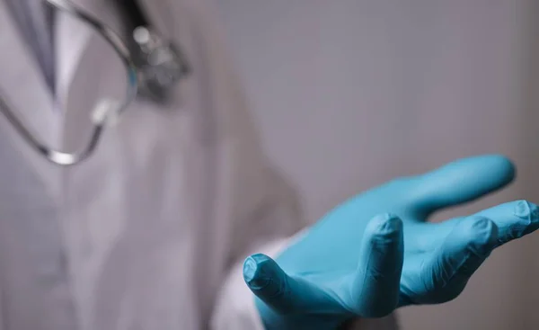 Primer Plano Médico Con Guantes Azules Médicos Sosteniendo Mano Hacia — Foto de Stock