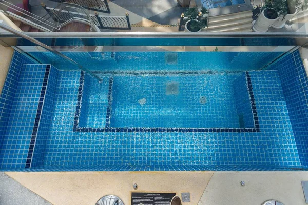 Vysoký Úhel Záběru Krásného Krytého Bazénu Modrými Dlaždicemi — Stock fotografie