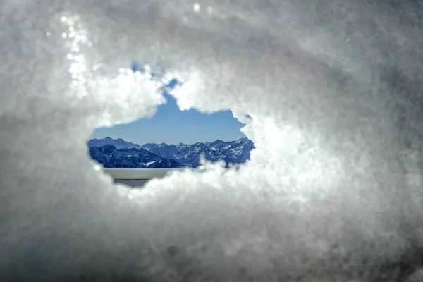 Bir Dağ Sırasının Büyüleyici Görüntüsü Bir Kar Deliğinin Içinden — Stok fotoğraf