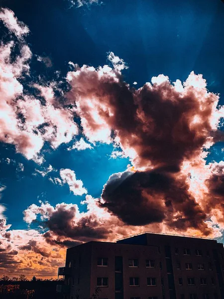 Plano Vertical Edificio Bajo Cielo Nublado Color Naranja Azul Atardecer — Foto de Stock