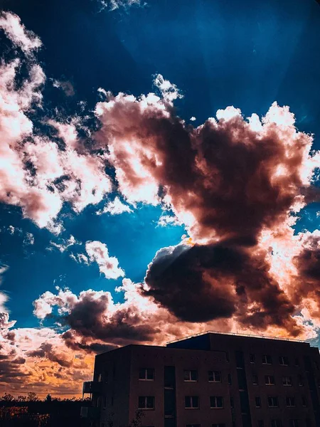 Eine Vertikale Aufnahme Eines Gebäudes Unter Einem Wolkenverhangenen Orangen Und — Stockfoto