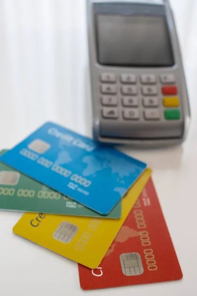 Vertikální Vysokoúhlý Snímek Některých Kreditních Karet Karetní Automat Bílém Povrchu — Stock fotografie