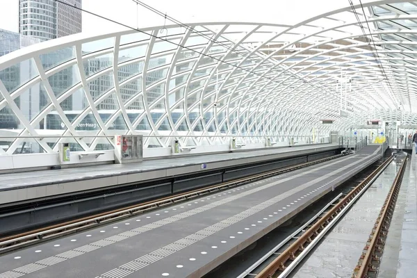 Yunanistan Girit Kentinde Gündüz Vakti Yakalanan Güzel Modern Bir Tren — Stok fotoğraf