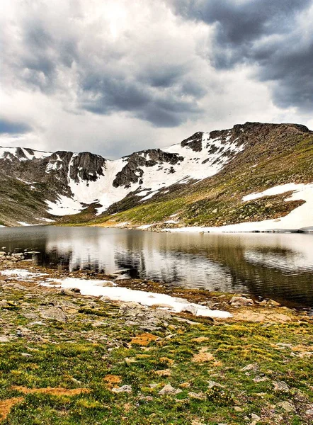 구름낀 눈덮인 산으로 둘러싸인 호수의 아름다운 — 스톡 사진