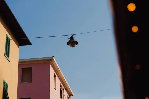 一盏挂在建筑物之间绳子上的街灯的低角镜头 — 图库照片