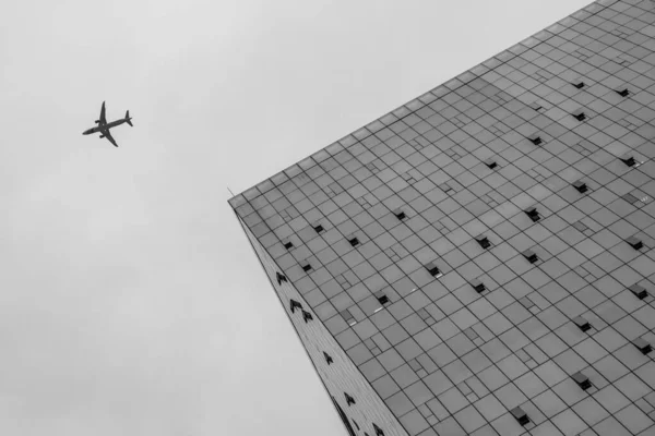 Una Vista Ángulo Bajo Edificio Avión Volando Cerca Cielo — Foto de Stock