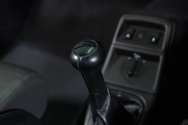 黒い車のギアシフトとコントロールボタン — ストック写真