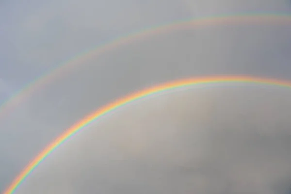 Eine Schöne Aufnahme Eines Regenbogens Auf Grauem Bewölkten Himmel Frankfurt — Stockfoto