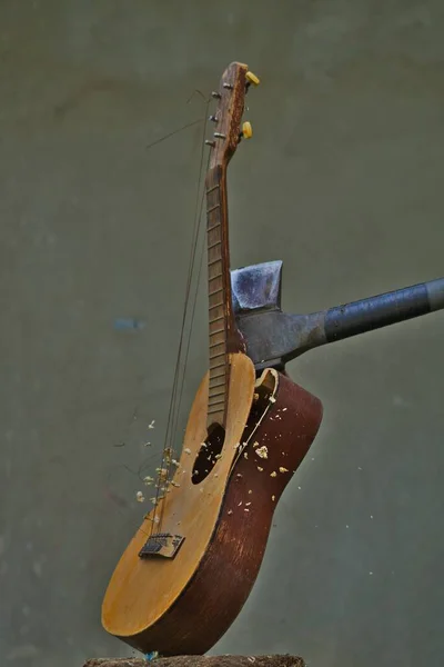 Uma Imagem Vertical Machado Esmagando Uma Guitarra Acústica — Fotografia de Stock