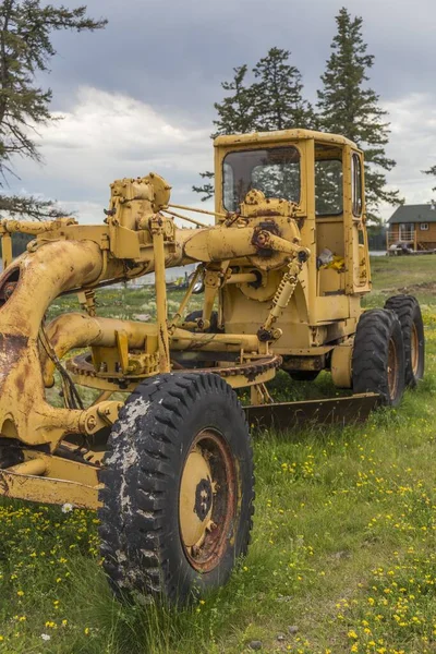 Žlutý Traktor Uprostřed Pole — Stock fotografie