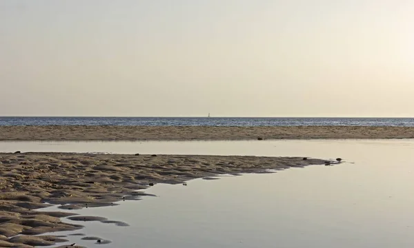 Пейзаж Песчаного Пляжа Двумя Полосками Воды Одна Голубая Бурная Другая — стоковое фото