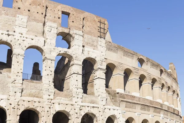コロシアムまたはフラビアン アンフィテアター ローマ イタリア 非常に良好な状態でのローマの建設の一部 大きな半円形の窓を持つ石で作られた — ストック写真