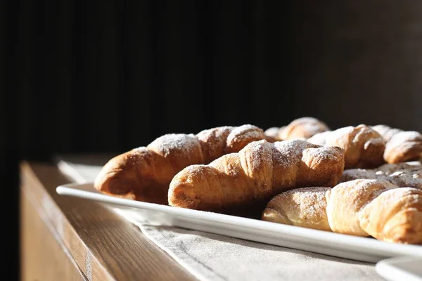 Croissants Frescos Com Croissant Com Açúcar Uma Mesa Madeira — Fotografia de Stock