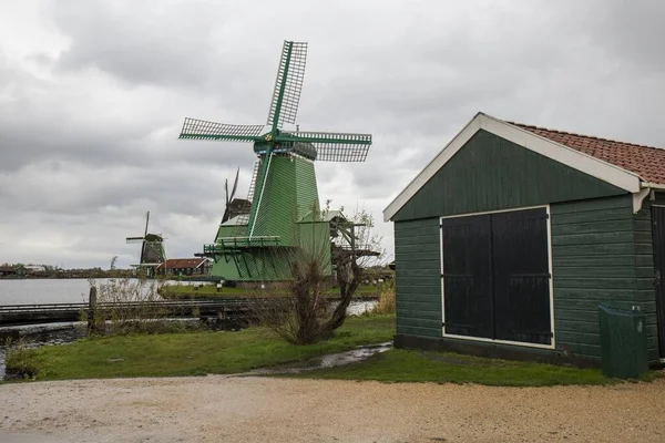 Groene Houten Molens Een Nederlandse Stad Dag Koud Regenachtig — Stockfoto