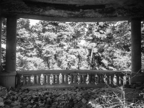 Grayscale Shot Half Destroyed Balcony View Many Trees — Stock Photo, Image