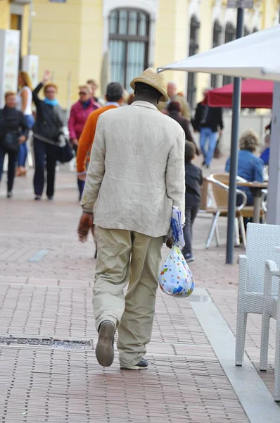 Enfoque Selectivo Hombre Con Sombrero Visto Por Detrás Caminando Por — Foto de Stock