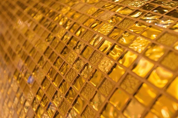 Küçük Altın Karolarla Dekore Edilmiş Bir Duvarın Alçak Açılı Görüntüsü — Stok fotoğraf