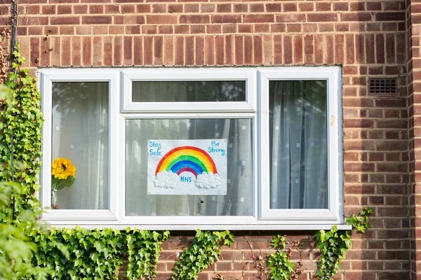 英国のハロー 2020年5月9日 Covid19危機の間のNhs労働者のための肯定的なメッセージが書かれた家の窓に子供の絵 — ストック写真